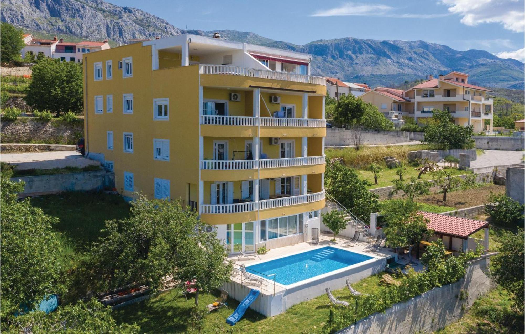Lovely In Zrnovnica With Jacuzzi Апартаменты *